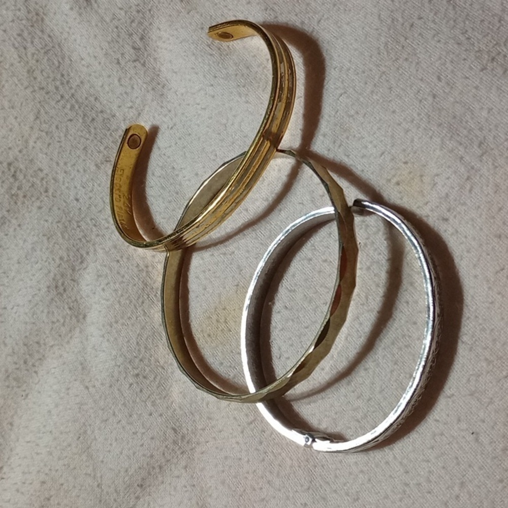 3 vintage bracelets (B005)